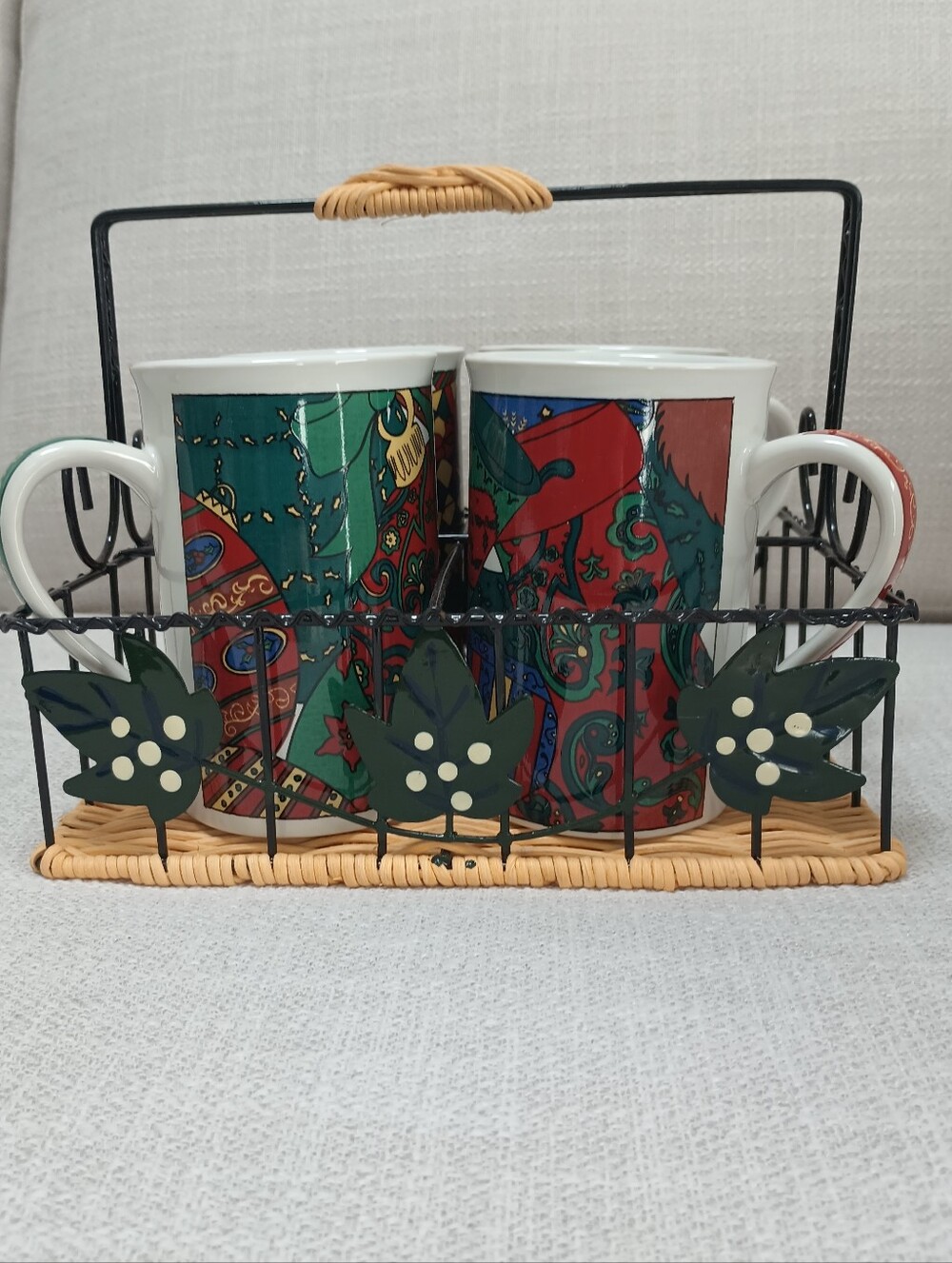Classic Solutions Christmas Mug Carrier Set 4 Mugs & Leaf-Accent Wire Caddy